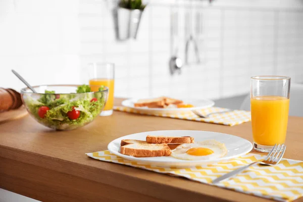 Leckeres Frühstück auf dem Tisch in der Küche serviert — Stockfoto
