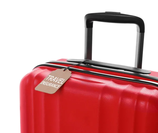 Roter Koffer mit Reiseversicherungsetikett auf weißem Hintergrund — Stockfoto