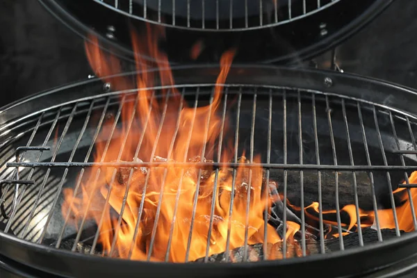 Neuer moderner Grill mit brennendem Brennholz, Nahaufnahme — Stockfoto