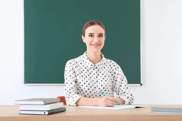 Retrato de jovem professora em sala de aula — Fotografia de Stock