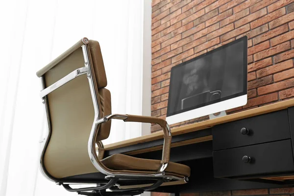 Elegante interno del posto di lavoro con sedia da ufficio moderna — Foto Stock