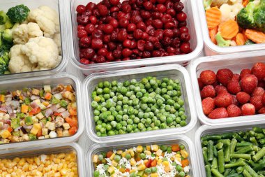 Arka plan olarak farklı ürünlere sahip kutular, yukarıda görünüm