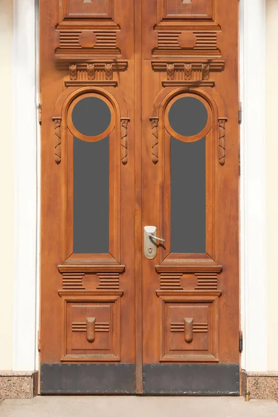 Big vintage wooden door of old building — Stock Photo, Image