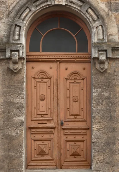 Porta de madeira vintage grande do edifício velho — Fotografia de Stock