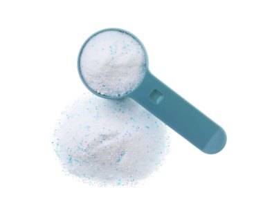 Beyaz arka plan üzerinde çamaşır tozu ile ölçüm kaşığı, üst görünüm