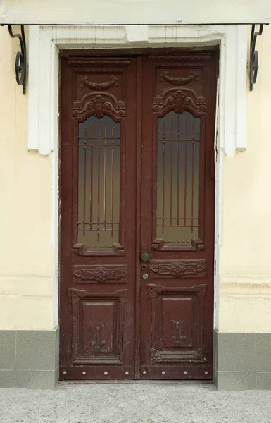 Closed vintage wooden door in old building — Stock Photo, Image