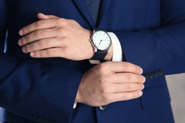 Modern saat, closeup ile resmi takım elbiseli adam