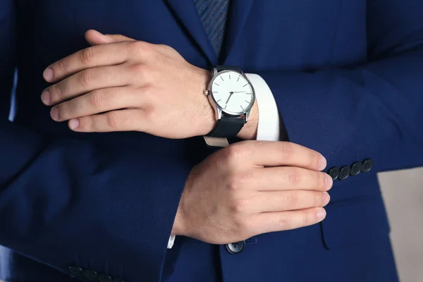 Uomo in abito formale con orologio moderno, primo piano — Foto Stock