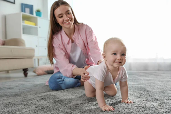 Rozkošné miminko se plazí u matky doma — Stock fotografie