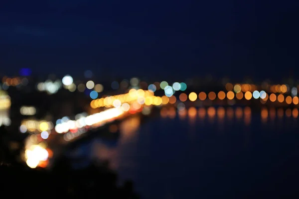 Vista borrosa de la hermosa ciudad por la noche. Efecto Bokeh —  Fotos de Stock