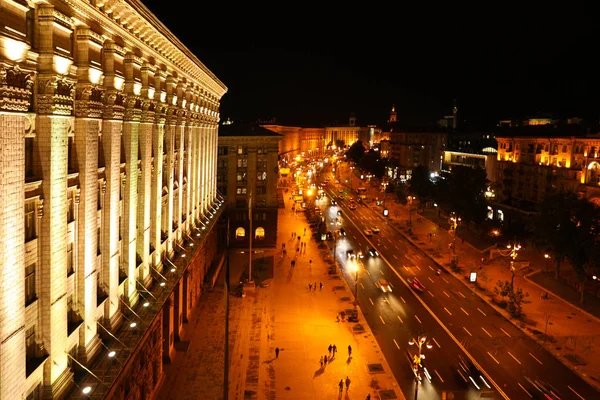 KYIV, UCRANIA - 22 de mayo de 2019: Hermosa vista de la iluminada calle Khreshchatyk con tráfico por carretera y edificio del Ayuntamiento —  Fotos de Stock