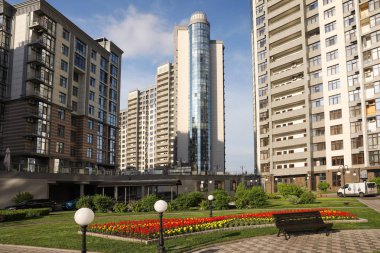 Kiev, Ukrayna - 21 Mayıs 2019: Güneşli bir günde Pecherskyi semtinde modern konut emlak güzel görünümü
