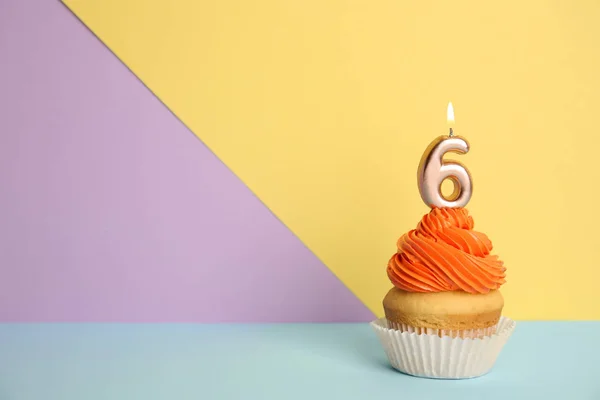 Cupcake d'anniversaire avec numéro six bougie sur fond de couleur, espace pour le texte — Photo
