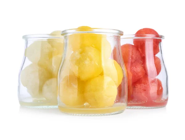 Frascos de vidrio de melón y bolas de sandía sobre fondo blanco — Foto de Stock