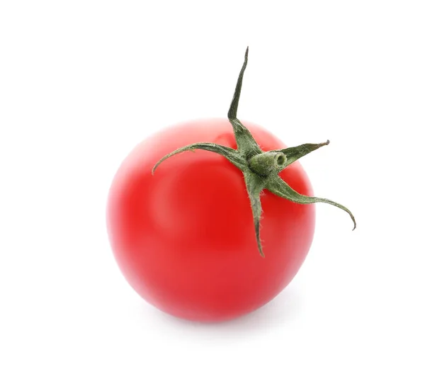 Tomate rojo cereza fresco y maduro sobre fondo blanco —  Fotos de Stock