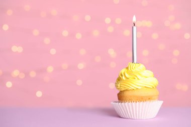Festival ışıkları karşı masada mum ile Doğum günü cupcake, metin için alan