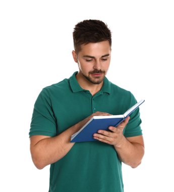 Yakışıklı genç adam beyaz arka plan üzerine kitap okuyor.