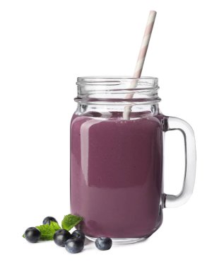 Beyaz arka plan üzerinde çilek ile acai içecek Mason kavanoz