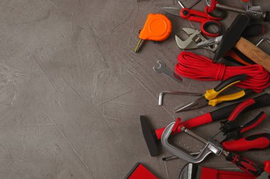 Gri taş masa üzerinde onarım araçları ile düz döşeme kompozisyonu, metin için alan