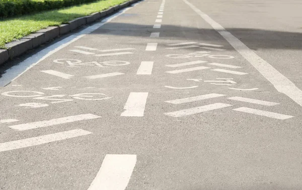 Carril bici con marcado en carretera asfaltada —  Fotos de Stock