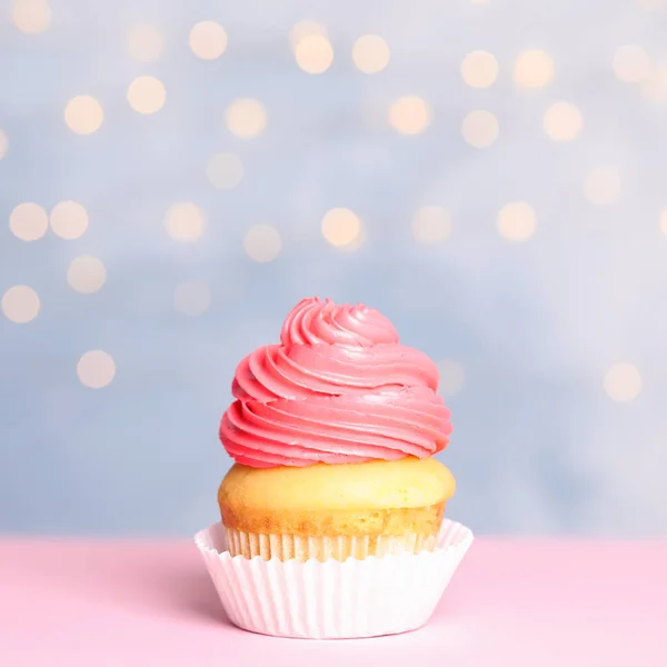 Smakelijke Verjaardag Cupcake met crème op tafel tegen feestelijke verlichting — Stockfoto