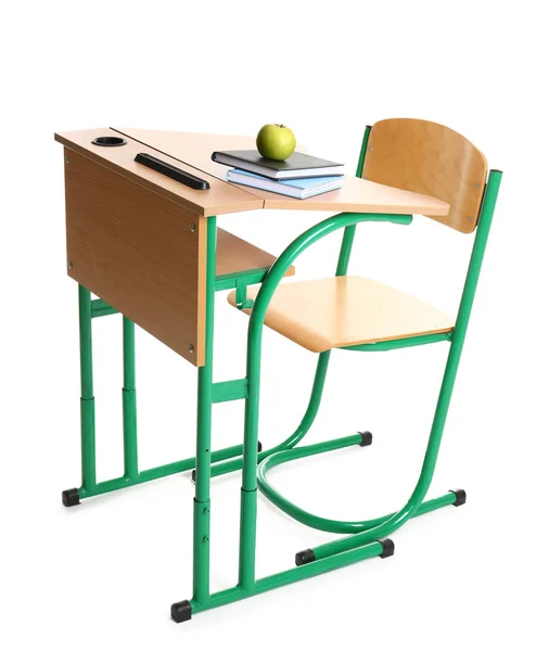 Деревянный школьный стол с канцелярскими принадлежностями и яблоком на белом фоне — стоковое фото