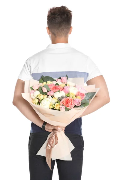 Jovem segurando lindo buquê de flores no fundo branco, visão traseira — Fotografia de Stock