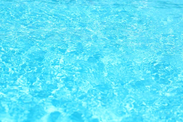 Superficie de la piscina con agua azul limpia, primer plano — Foto de Stock