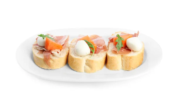 Smörgåsar med färsk melon, prosciutto och mozzarella på vit bakgrund — Stockfoto