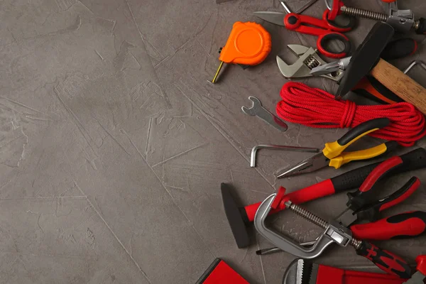 Gri taş masa üzerinde onarım araçları ile düz döşeme kompozisyonu, metin için alan