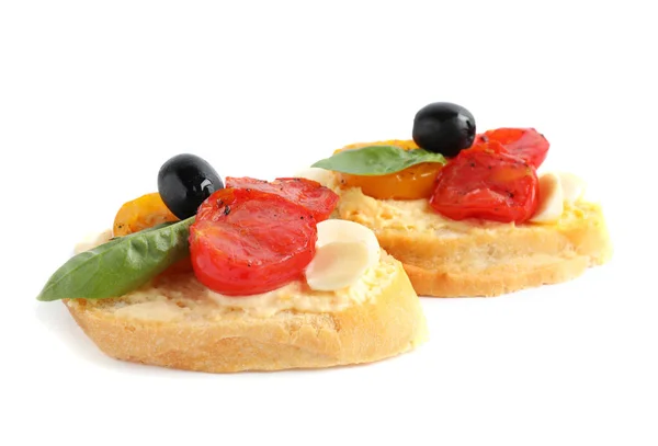 Deliciosas bruschettas de tomate sobre fondo blanco. Antipasto italiano tradicional —  Fotos de Stock