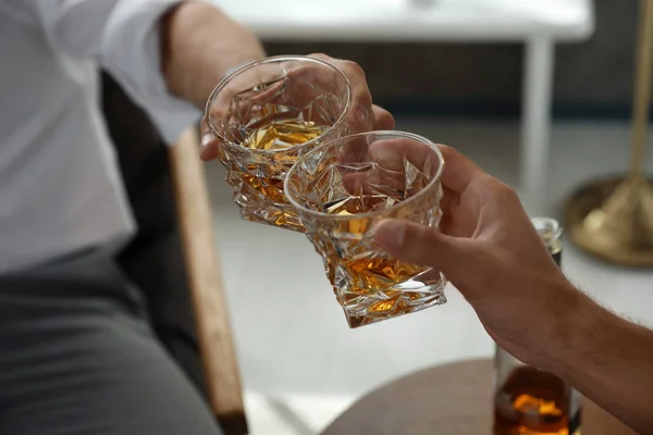 Junge Männer, die zu Hause gemeinsam Whisky trinken, Nahaufnahme — Stockfoto