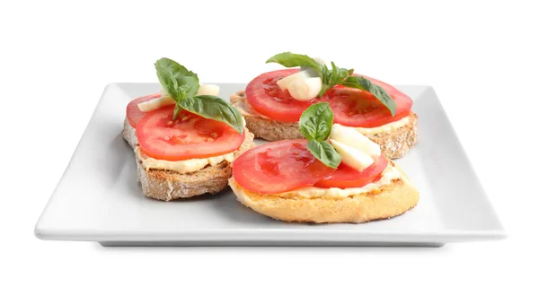 Välsmakande färsk tomat bruschettas på vit bakgrund — Stockfoto