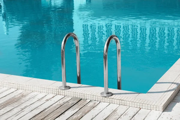 Piscina moderna con scala al resort — Foto Stock