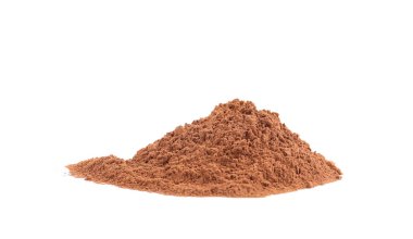 Beyaz üzerine izole çikolata protein tozu yığını