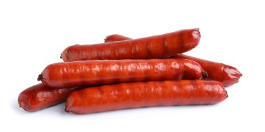 Beyaz arka planda lezzetli ızgara sosisler. Barbekü yemekleri