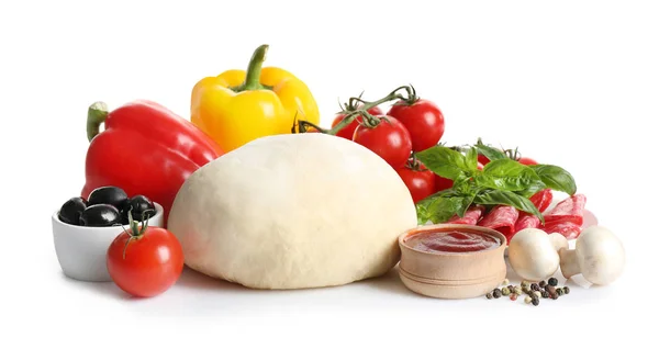 Pasta fresca e ingredienti per pizza su sfondo bianco — Foto Stock