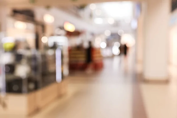 Vista turva do interior moderno do centro comercial. Efeito Bokeh — Fotografia de Stock