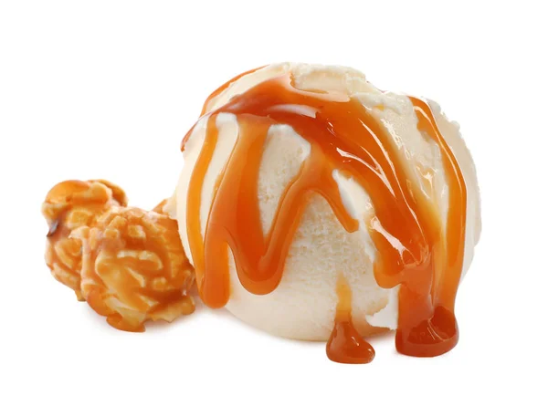 Una cucharada de delicioso helado con salsa de caramelo y palomitas de maíz sobre fondo blanco — Foto de Stock