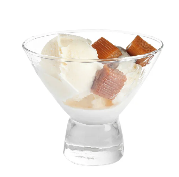Prato de vidro de delicioso sorvete com doces de caramelo no fundo branco — Fotografia de Stock