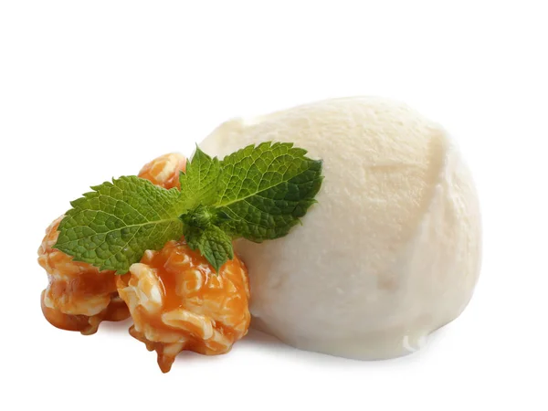 Kugel leckeres Eis mit Minze und Karamell-Popcorn auf weißem Hintergrund — Stockfoto