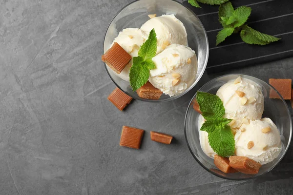 Composición plana de helado con caramelos de caramelo y espacio para texto sobre mesa gris — Foto de Stock