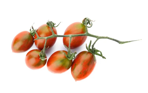 Ramo de tomates de uva vermelha no fundo branco, vista superior — Fotografia de Stock
