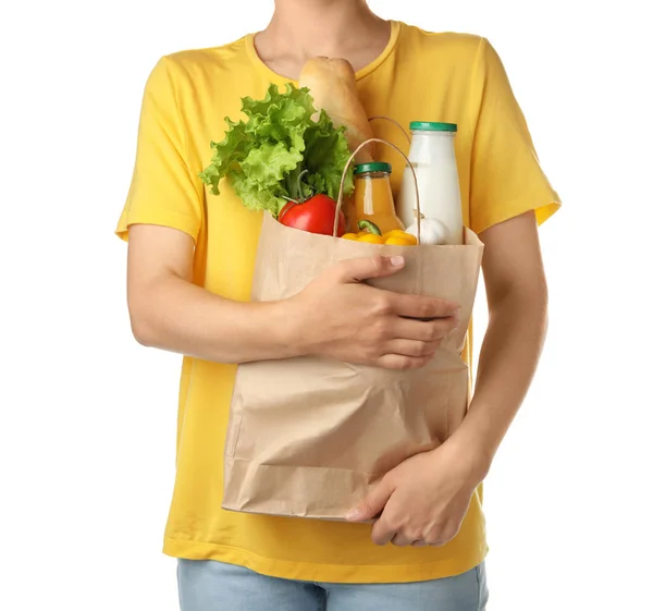 Mujer sosteniendo bolsa de papel de compras con diferentes comestibles sobre fondo blanco — Foto de Stock