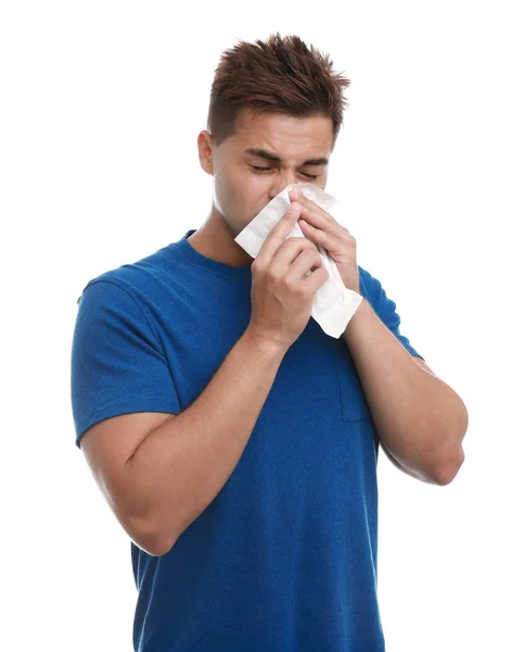 Hombre joven que sufre de alergia sobre fondo blanco —  Fotos de Stock