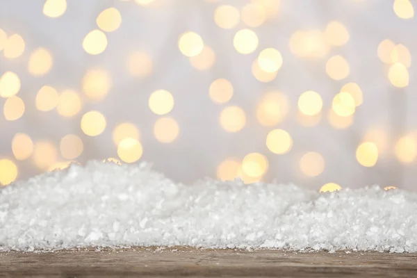 Montón de nieve en la superficie de madera contra fondo borroso. Temporada de Navidad — Foto de Stock