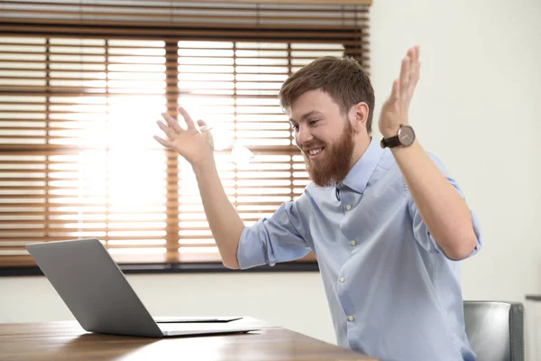 Άνθρωπος χρησιμοποιώντας βίντεο chat για το laptop στο σπίτι γραφείο — Φωτογραφία Αρχείου