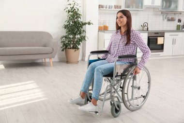 Modern tekerlekli sandalyede kapalı oturan genç kadın