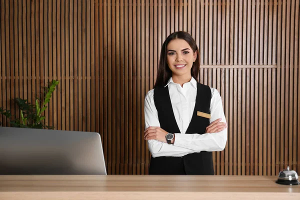 Retrato de la recepcionista en el escritorio en el vestíbulo — Foto de Stock