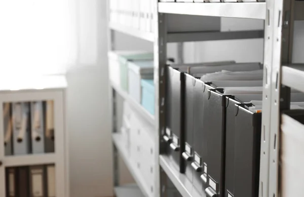 Pastas com documentos na prateleira no arquivo. Espaço para texto — Fotografia de Stock